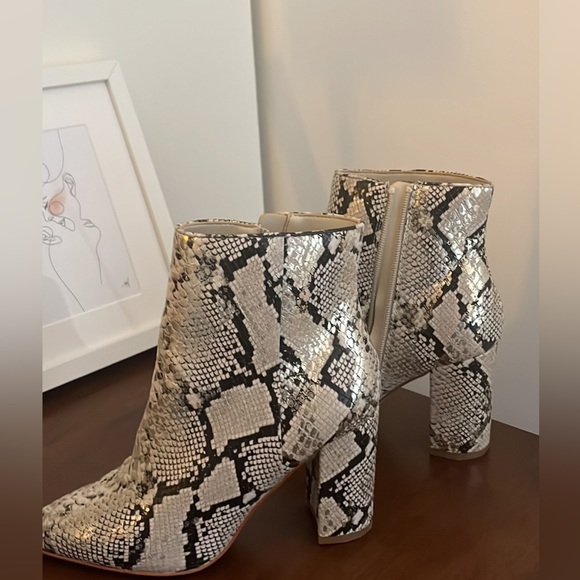 Also snake skin boots, worn once and size six - Picture 1 of 5
